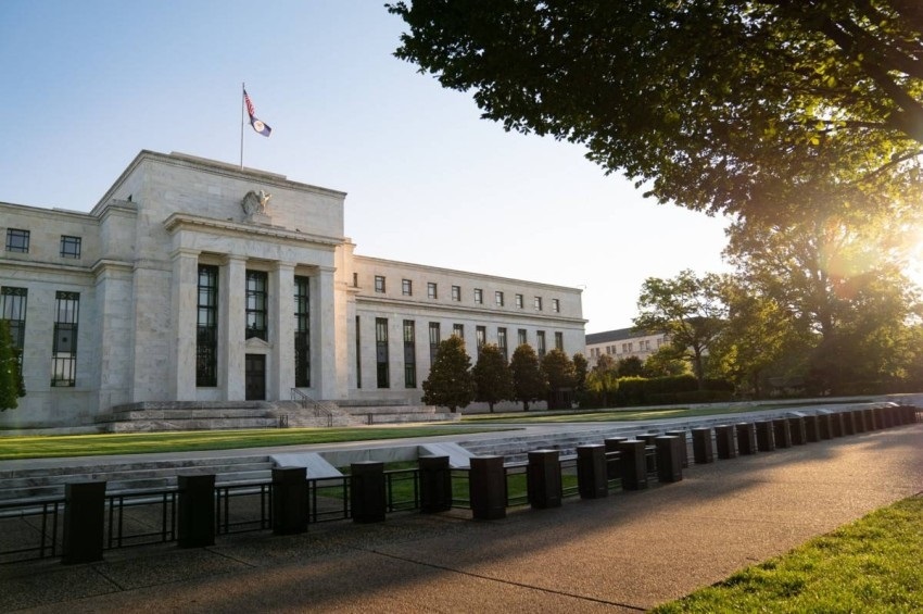 ماهي العلاقة بين بنك الإحتياطي الفيدرالي الأمريكي وبنوك الإستثمار؟